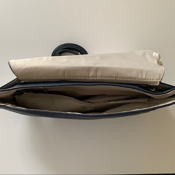 Thirty One Brand NWT Navy Crossbody Purse - Picture 2 of 4